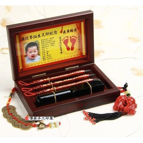 【傳家手工袖珍型嬰兒三寶】精美木盒烤漆+足印相片+經典胎毛筆3支+發財章全手工篆刻2顆