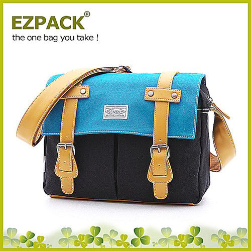 【EZPACK】混搭帆布側背包 (黑淺藍) EZ80402