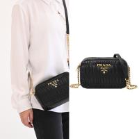 PRADA 1BH112 浮雕LOGO抓皺NAPPA皮革斜背相機包.黑