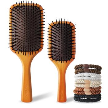 AVEDA 木質髮梳 AVEDA 木質髮梳是專櫃級美髮工具,專為打造豐盈蓬鬆的髮型設計,適合所有髮質使用。其天然木材質地溫和不傷髮,搭配精緻包裝,是日常護理與造型的理想選擇。