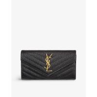 YSL Saint Laurent聖羅蘭 MONOGRAM 系列 V 字縫線魚子醬牛皮金屬 LOGO 暗釦長夾 手拿包 YSL Saint Laurent 聖羅蘭 MONOGRAM 系列 V 字縫線魚子醬牛皮金屬 LOGO 暗釦長夾 手拿包,全新未使用。以經典魚子醬牛皮為材質,搭配金屬 LOGO 裝飾與 V 字縫線設計,展現品牌高階感與時尚風格。磁釦/壓釦開口,內含2層鈔票、13層卡片及1層零錢口袋,實用且具收藏價值,適合日常搭配與場合使用。