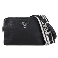 PRADA 1BH082 浮雕LOGO三角縫線雙背帶雙層斜背相機包.黑