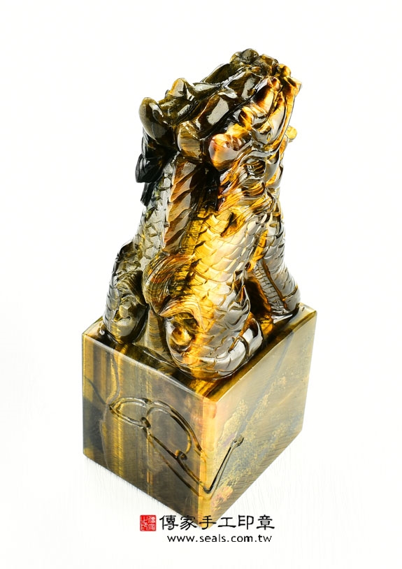 【螭虎献芝】 古獣　美品　ラオス 老挝 水凍　印材 落款 遊印 雅号　大材 106 印材 印石 石 ラオス 田黄石 古獣 印鑑 書道 落款 螭虎 106印材