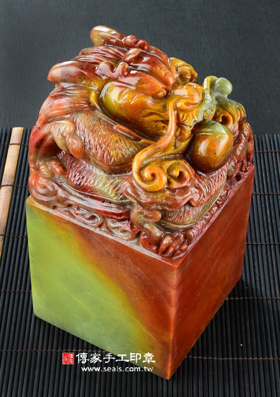 頂級壽山石精雕神龍吐珠(十七)廟章《半手工噴砂》3.4吋，高約20公分