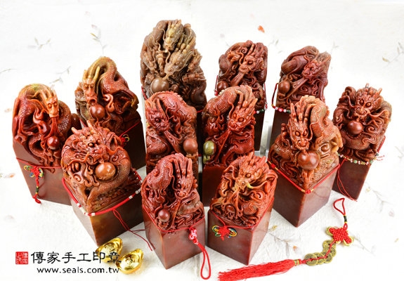 頂級壽山石精雕神龍吐珠(一)廟章《半手工噴砂》3吋，高約21.5公分，單