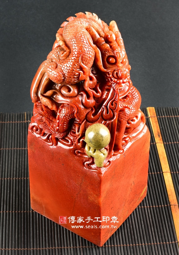 頂級壽山石精雕神龍吐珠(一)廟章《半手工噴砂》3吋，高約21.5公分，單