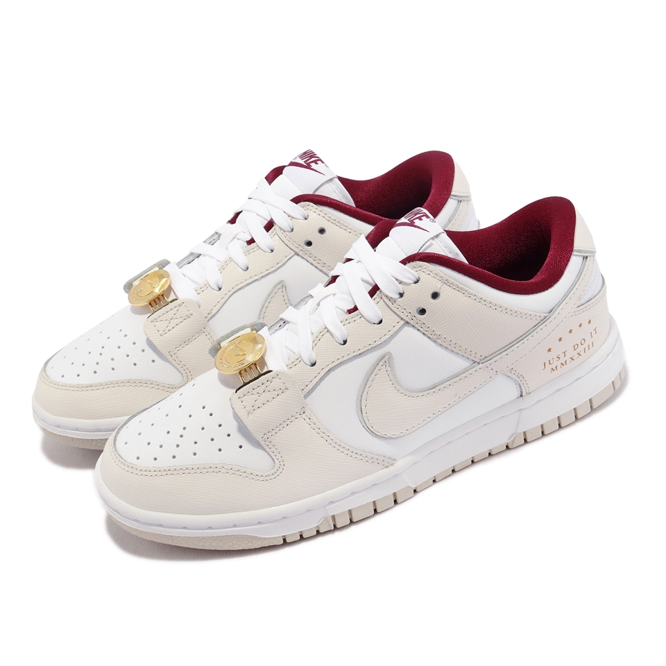 Nike 休閒鞋Wmns Dunk Low SE 女鞋米白酒紅金幣羅馬數字Just Do It