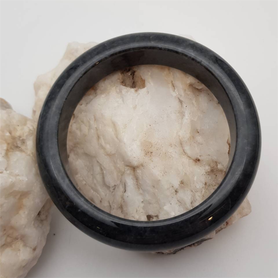 肌容雪】天然緬甸A貨烏雞翡翠手鐲編號83 (鐲寬57mm #18.5號)|18-18.9
