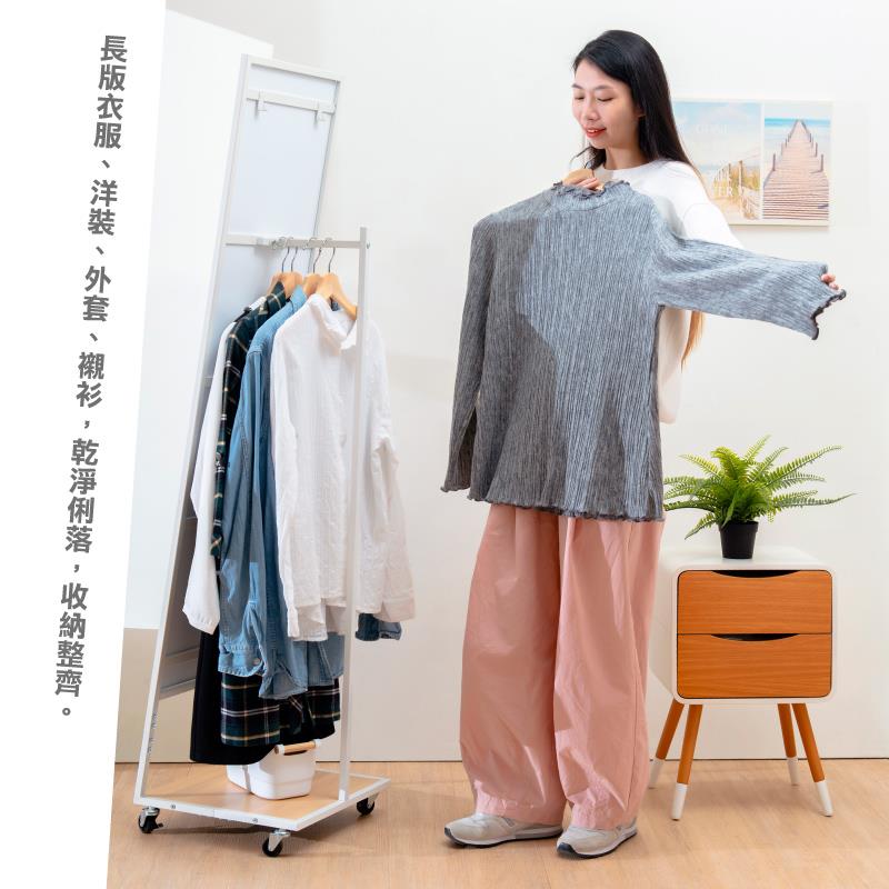 長版衣服、洋裝、外套、襯衫,乾淨俐落,收納整齊。 
