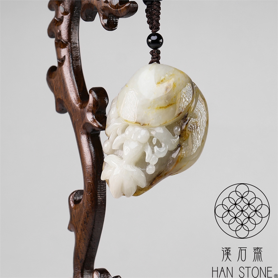 漢石齋】天然和田玉塘鯉清蓮玉珮吊墜白玉帶皮沁(38*53*26mm)|動物