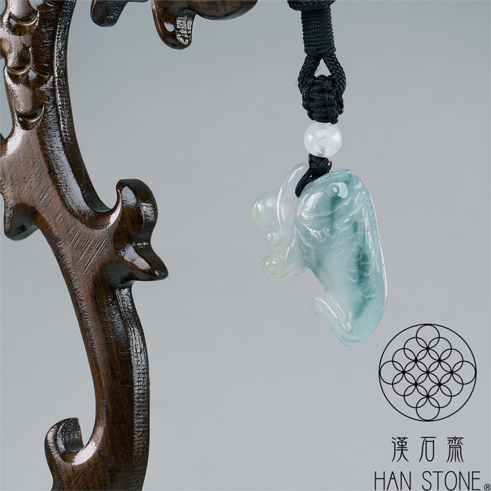漢石齋】天然翡翠A貨小鯉魚吐瑞玉佩吊墜冰糯種飄花(29*21*9mm)|動物