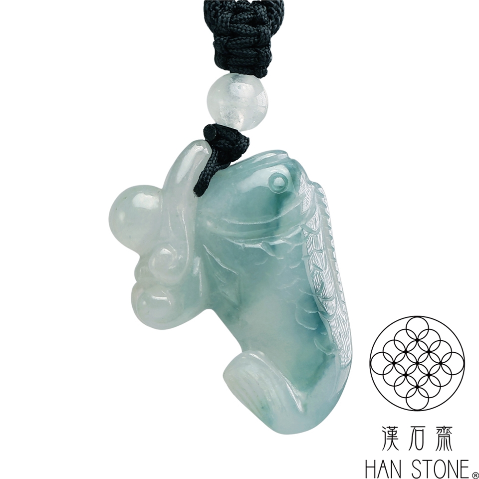 漢石齋】天然翡翠A貨小鯉魚吐瑞玉佩吊墜冰糯種飄花(29*21*9mm)|動物