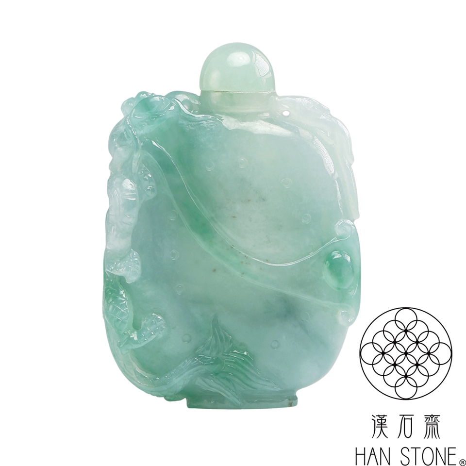 #【本翡翠】天然ジェダイト #鼻煙壺 #氷糯種 陽緑 透過良 結晶有 龍耳彫刻 漢石齋】天然翡翠A貨龍蝙吉祥耳鼻煙壺冰糯種藍水飄花(35*50*13mm)|擺件