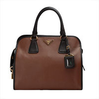 PRADA 經典SAFFIANO SOFT三角浮雕LOGO小牛皮三層撞色手提包(黑X淺棕)BN2578-PALISSANDRO-N