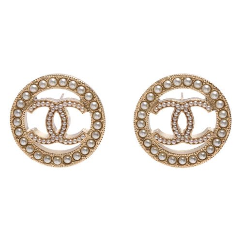 CHANEL 經典CC LOGO鏤空墜飾圓形滾邊珍珠鑲嵌造型穿式耳環(金)