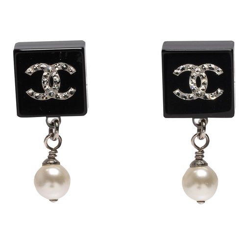 CHANEL 經典雙C LOGO水鑽鑲嵌黑色方型壓克力珍珠墜飾穿式耳環(銀)