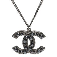 CHANEL 香奈兒經典CC LOGO 大小珍珠鑲嵌水鑽墜飾項鍊(霧銀)