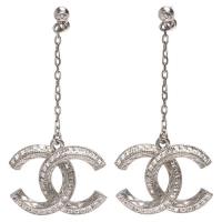CHANEL 經典多層次雙C LOGO方鑽排列鑲嵌金屬刻紋飾邊墜飾穿式耳環(銀)