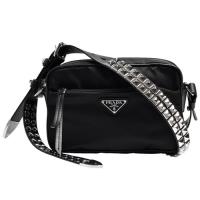 PRADA 經典Saffiano銀色三角LOGO防潑水尼龍鉚釘鑲嵌小牛皮背帶拉鍊手拿/斜背包(黑)
