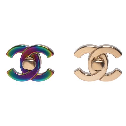 CHANEL 香奈兒可替換CC LOGO經典轉釦造型穿式耳環(金X炫彩)