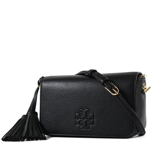 TORY BURCH 浮雕LOGO流蘇掛飾翻蓋磁釦斜背包-黑色