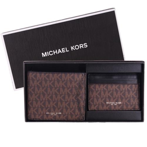 【Michael Kors】GIFTING系列 男士銀字防刮皮8卡短夾+名片夾禮盒(滿版深咖)