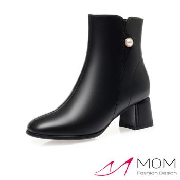 【MOM】短靴 粗跟短靴/真皮優雅珍珠釦造型粗跟短靴 黑