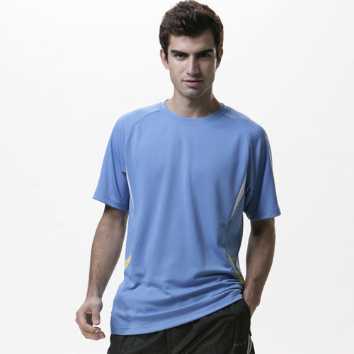 【SAIN SOU】MIT吸濕排汗男短袖T恤 加贈造型短襪x1雙T26203-05