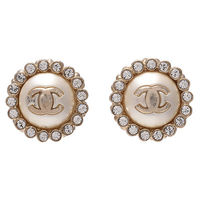 CHANEL 香奈兒經典雙C LOGO水鑽圍繞鑲嵌圓形針式耳環(金)