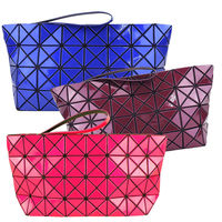 ISSEY MIYAKE 三宅一生BAOBAO幾何方格亮面4x8大手拿包(3色選)