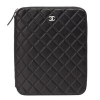 CHANEL 經典菱格紋銀色雙C LOGO小羊皮拉鍊Ipad保護套(黑)