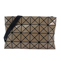 【ISSEY MIYAKE 三宅一生】BAOBAO亮面方格4x6斜背包(卡其灰)