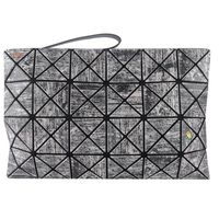 ISSEY MIYAKE 三宅一生 BAOBAO 幾何方格4x6木紋昆蟲手拿包(黑灰)