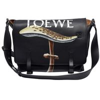 LOEWE 蘑菇圖像小牛皮暗釦斜背/肩背包(黑)