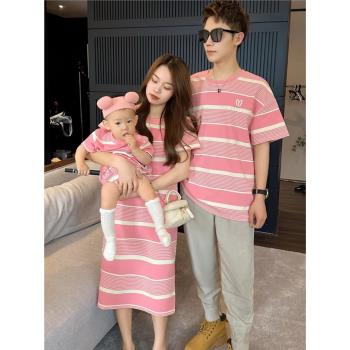 夏季親子裝一家三口母女中長款連衣裙粉色條紋寶寶百日宴短袖T恤