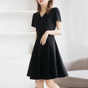 赫本風小黑裙夏2023年新款法式高級感氣質派對職業V領黑色連衣裙