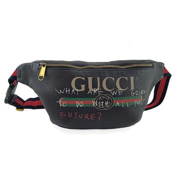 八八成新展示品！GUCCI 限量排隊款-黑色粒面牛皮Logo Print 與塗鴉胸口