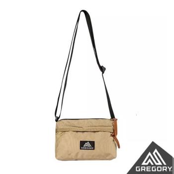 【GREGORY】1L ENVELOPE SHOULDER斜背包 沙色 GG125406