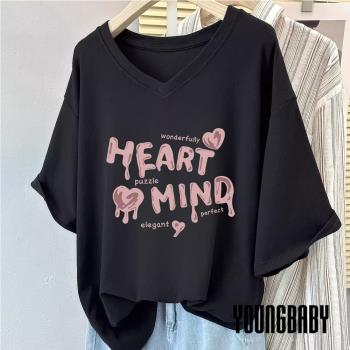 【YOUNGBABY中大碼】V領粉紅HEART愛心印花棉T．黑 中大尺碼女裝 