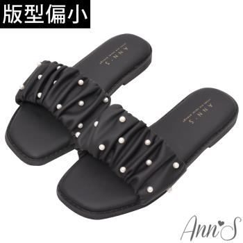 Ann’S防潑水爽膚皮-軟綿抓皺星空珍珠方頭涼拖鞋1.5cm-黑(版型偏小)