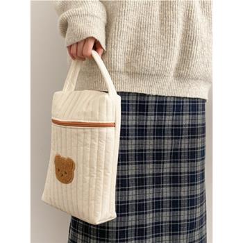 佑木包袋米白小熊棉質絎縫ipad平板手提拎包水杯袋尿片包小方包女