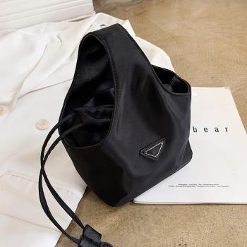 百搭今年尼龍法國質感流行的小包包手提新款2022網紅超火水桶包女