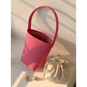 粉色包包女高級感小眾設計簡約時尚腋下包單肩手拎水桶包2023新款
