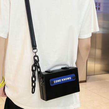 定型硬殼男生休閑橫款小包