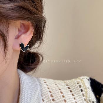 黑色小巧愛心耳釘女2022新款洋氣耳環小眾設計感高級秋冬簡約耳飾