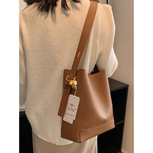 水桶包女2025新款今年新款流行大容量高級感休閑單肩包百搭斜挎包