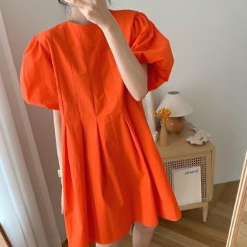 韓國chic簡約橘色顯白圓領壓褶設計寬松小個子泡泡袖連衣裙短裙女