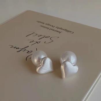 一款兩戴拉絲愛心珍珠耳環小眾設計感高級耳飾耳釘女2023新款