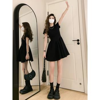 法式赫本風黑色連衣裙女夏季2023新款小黑裙小個子顯瘦短裙設計感