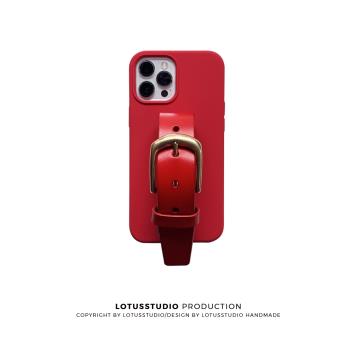 中國朱砂紅液態硅膠銅扣牛皮殼適用蘋果14promax腕帶手機殼簡約新年高級氛圍感iphone13系列蘋果12保護套全包